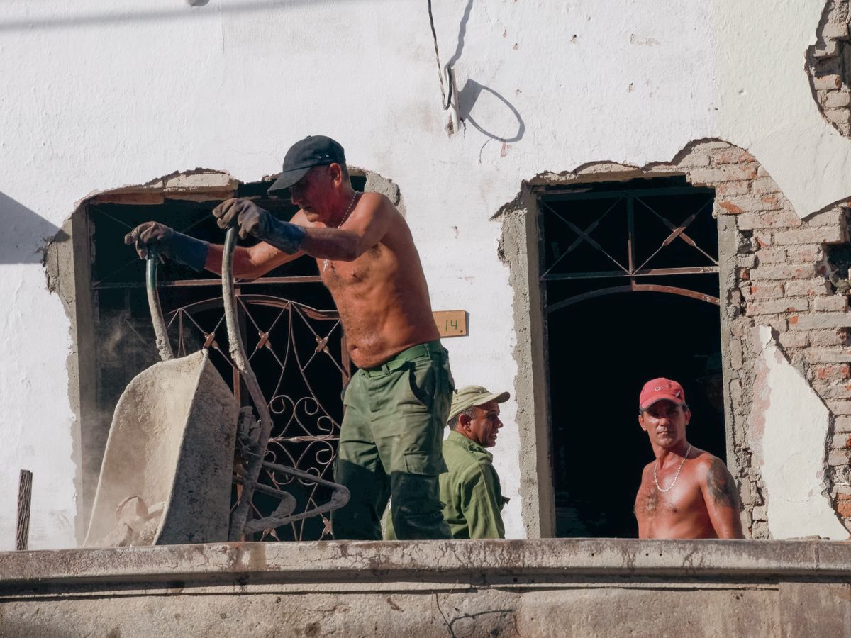 Equipo trabajando en obra